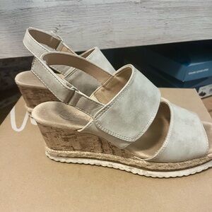 LifeStride Women's Cream Wedge Sandals